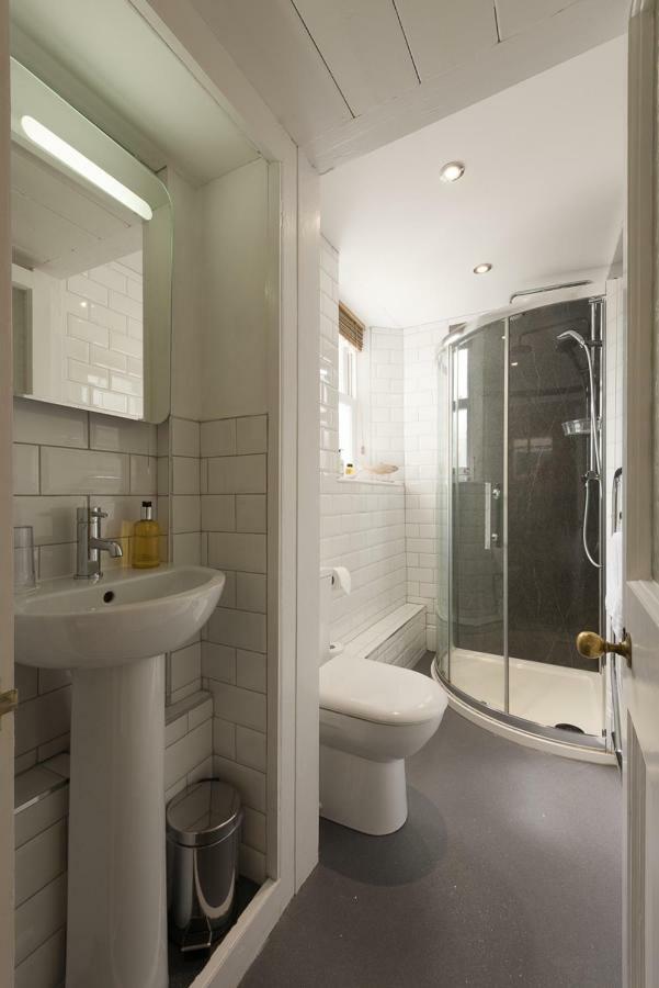 Cliftons Guest House Труро Экстерьер фото