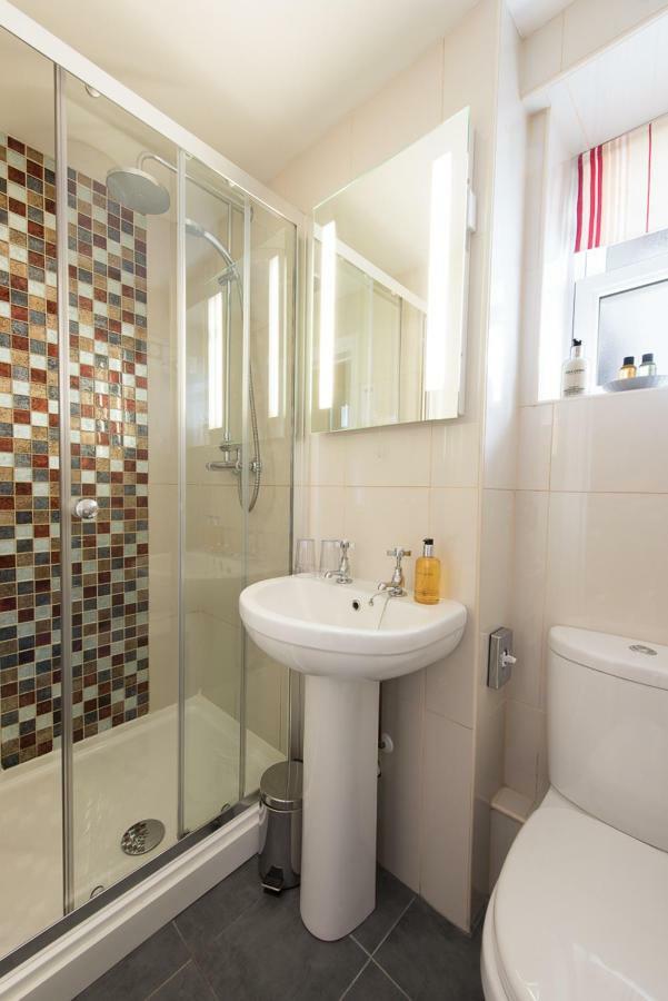 Cliftons Guest House Труро Экстерьер фото