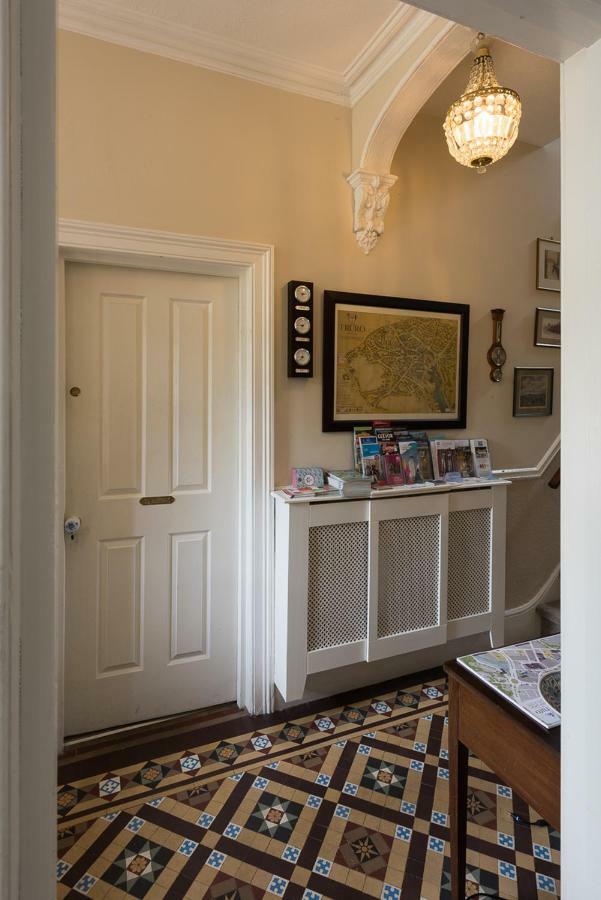 Cliftons Guest House Труро Экстерьер фото
